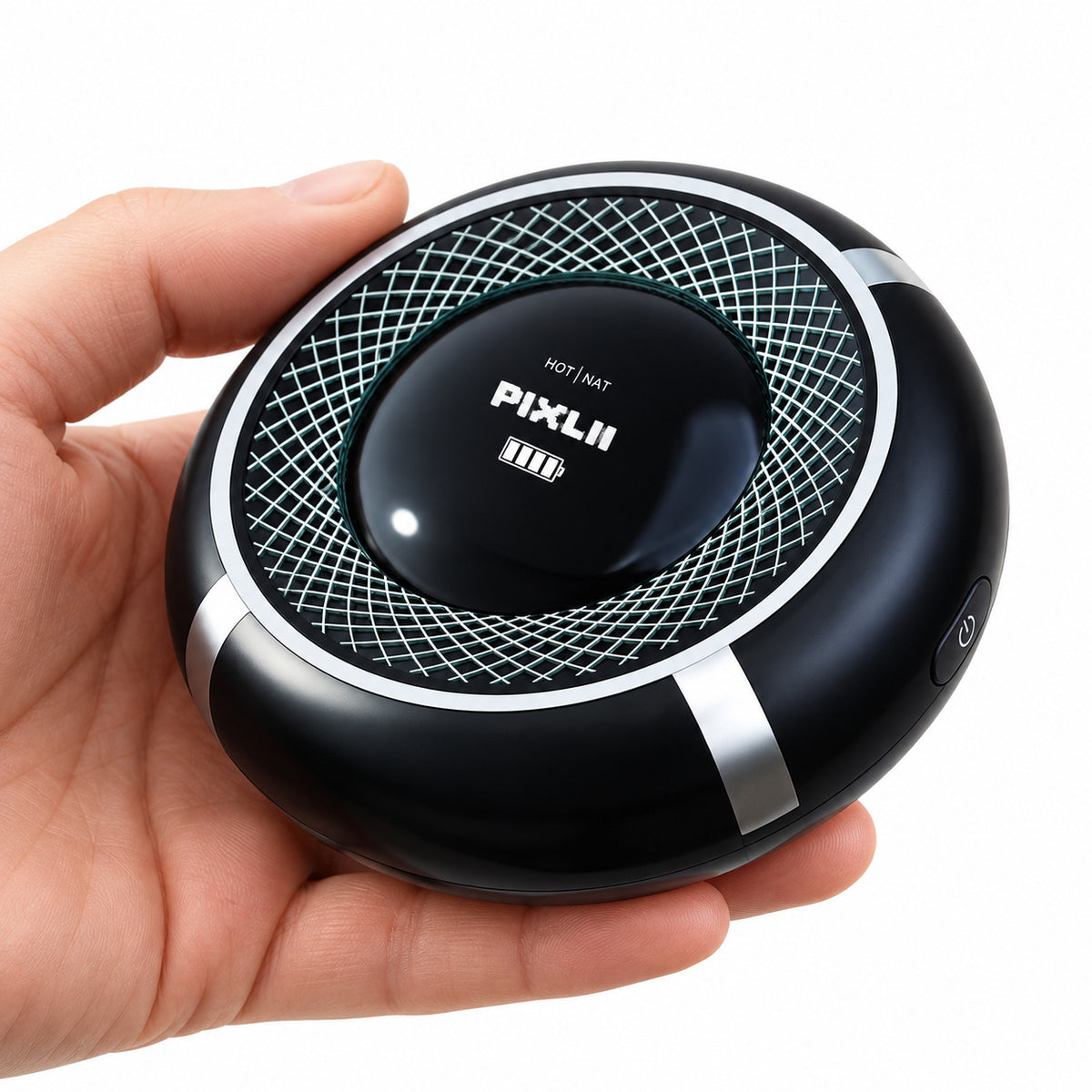 PIXLII AirDry Akku-Helmtrockner mit weißem Logo in einer Hand