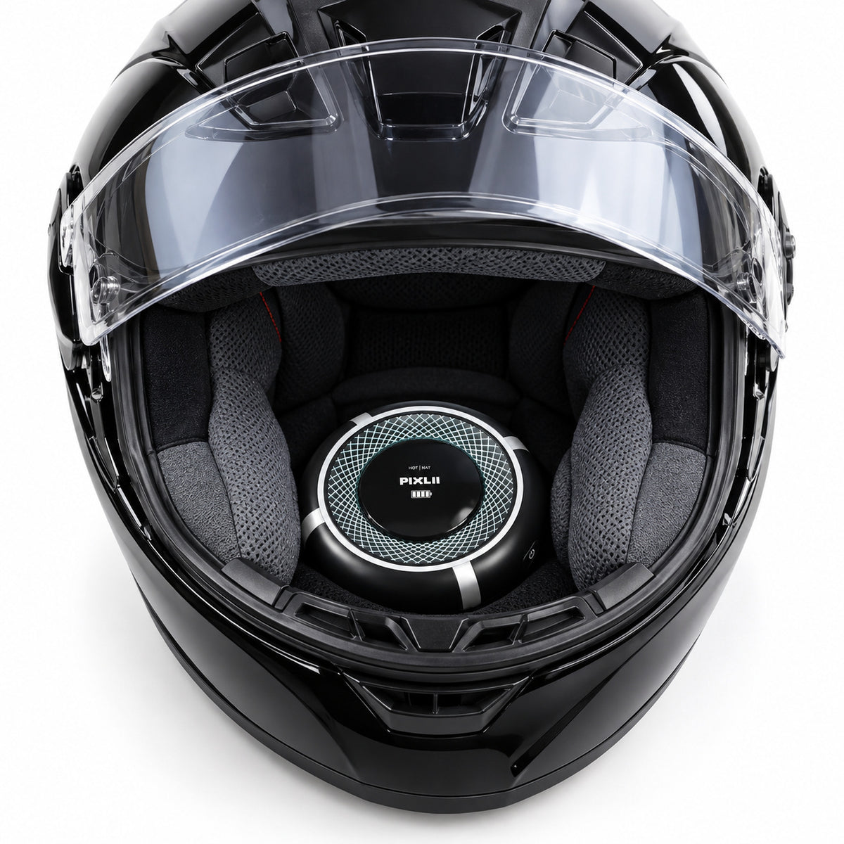 PIXLII AirDry Akku-Helmtrockner im Motorrad-Integralhelm mit geöffnetem Visier