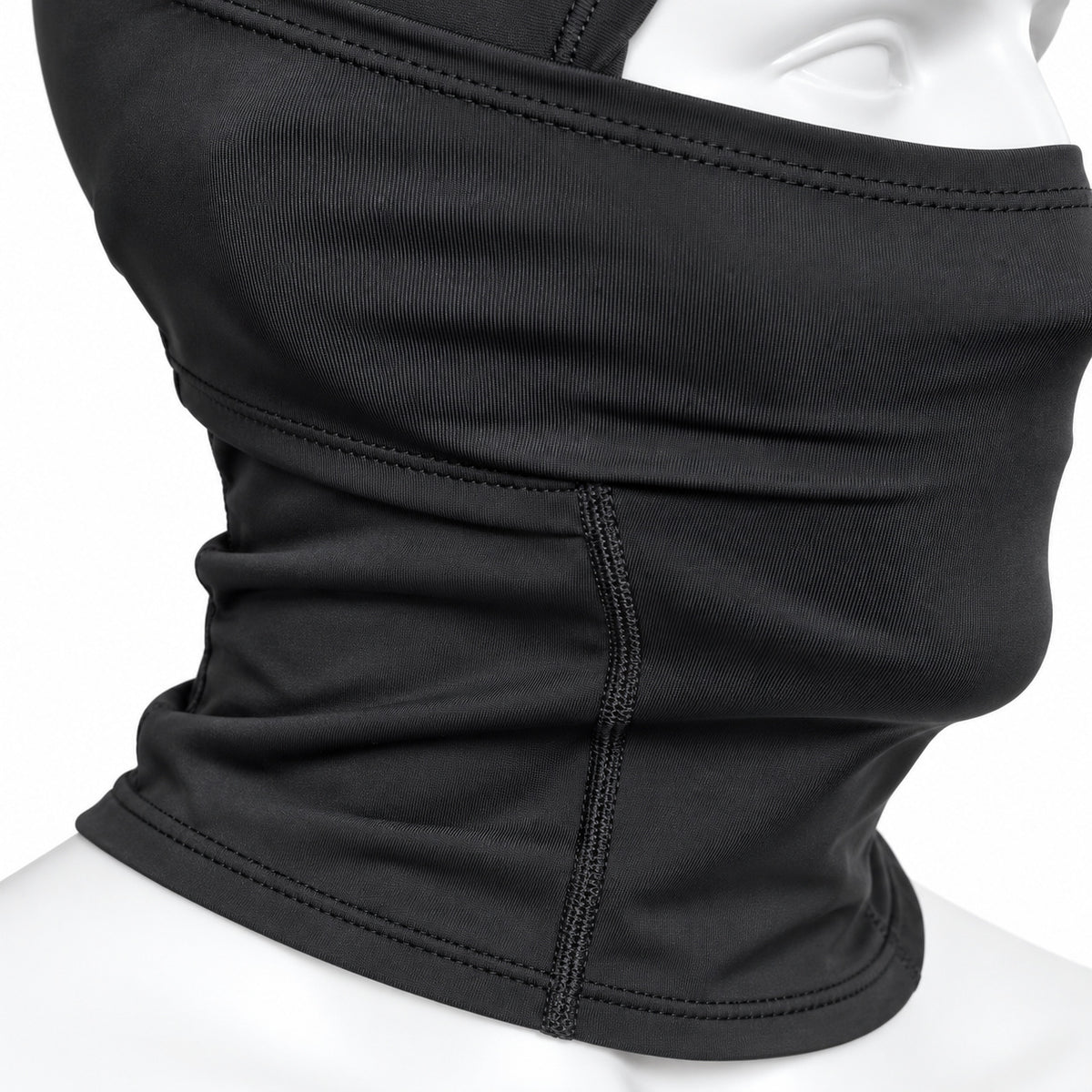 PIXLII Allseason Sturmhaube in Schwarz mit Stoffstruktur und seitlicher Halsnaht im Detail