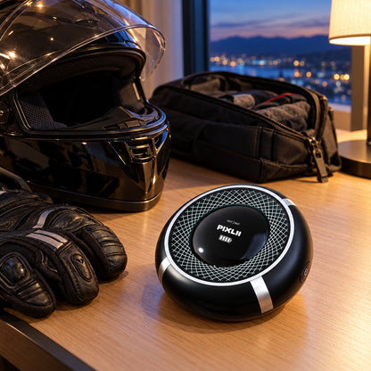PIXLII AirDry Akku-Helmtrockner neben Motorradhelm und Reisegepäck im Hotelzimmer