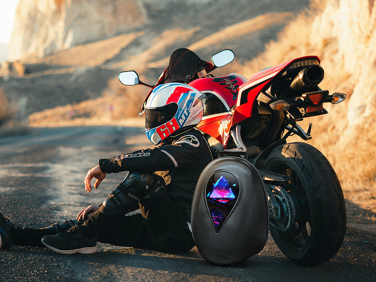 pixlii-led-motorrad-rucksack-aura-frauen-black-ambiente